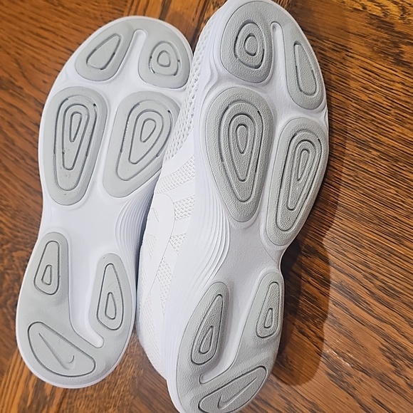 NWOT Nike Mesh White Running Shoes - Picture 3 of 4